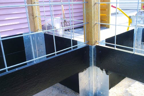 Plantekasse med stålstolper